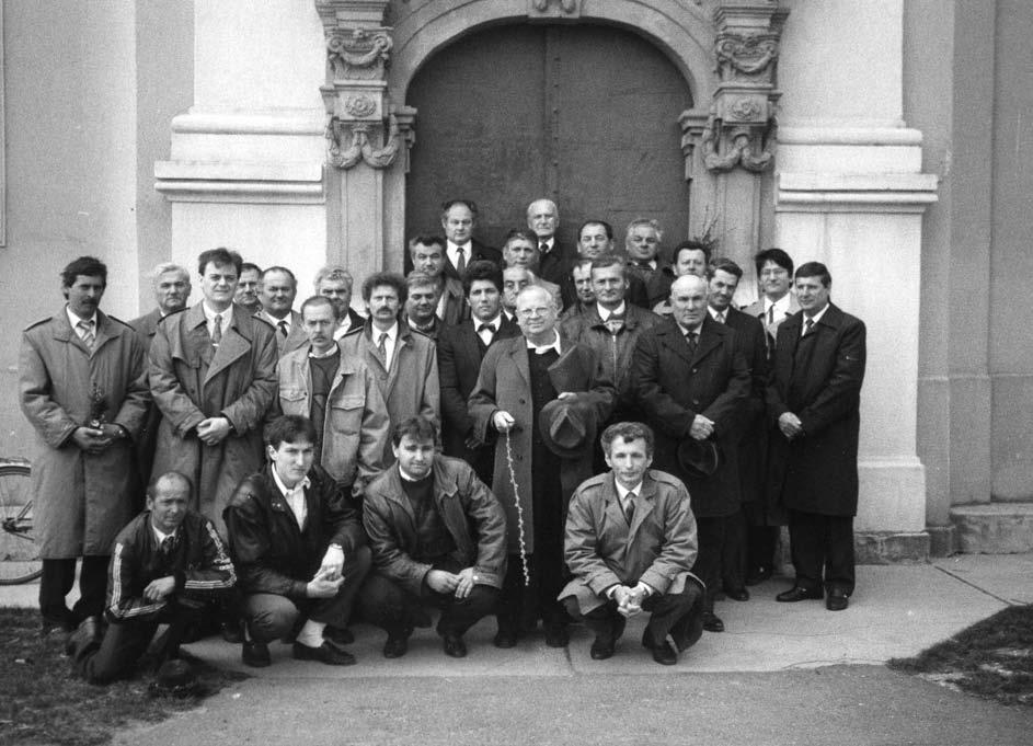 Sopron magyar_955:layout 1 8/4/2008 9:29 Page 160 A virágvasárnapi Passiót éneklő férfikar 1990-ben Horváth László esperessel a kegytemplom ekőtt is hidegebb volt, s eltemette lányos jókedvének,