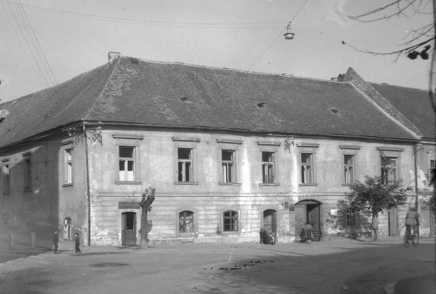 A bécsújhelyi katonai akadémiát nagyon sok horvát származású ember végezte el, és gyakorlatilag biztosra vehető, hogy Sopron közelsége és fontossága miatt legtöbbjük megfordult városunkban.