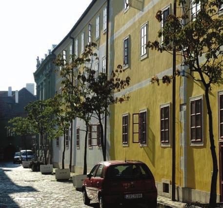 Ezt némileg pontosítanunk kell annyiban, hogy az érdeklődés hiánya helyett a valóságban nagyon is élénk figyelem kísérte a várost, igaz, hogy ez a mindennapokban semmiféle jótékony ha tás sal nem