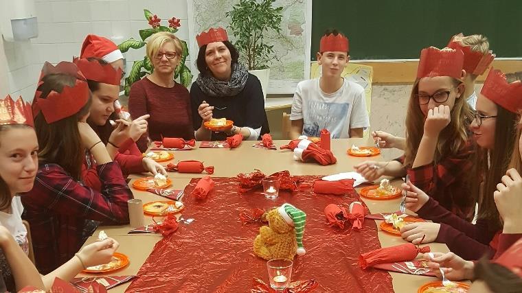 CHRISTMAS PARTY Lara Lebar, 8. b December is a month full of celebrations and parties. Our teacher Mrs.