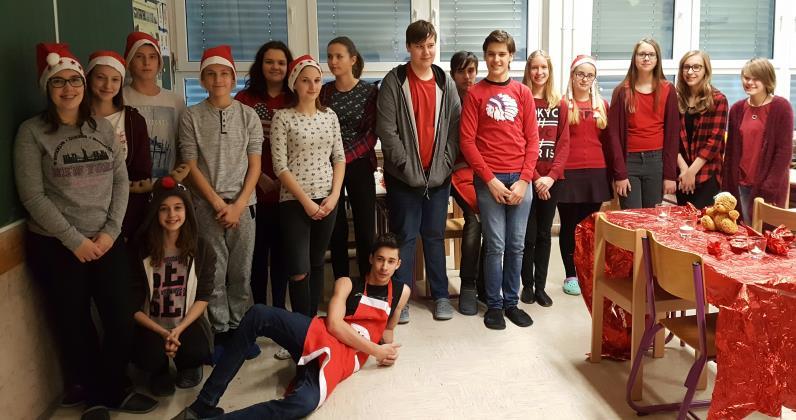 Some pupils baked a traditonal British pineapple upside down cake, others decorated the room. We were listening to Christmas music all the time.