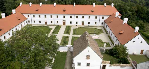 KAMALDULI REMETESÉG 2840 Oroszlány-Majkpuszta ELHELYEZKEDÉS: Oroszlány központja felől közelíthető meg a legegyszerűbben.