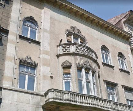 A meglévő épület felújítása mellett az ingatlan belső udvarán - az elkészített építési engedélyek alapján - további fejlesztés megvalósítása lehetséges, melynek eredményeként további 2.
