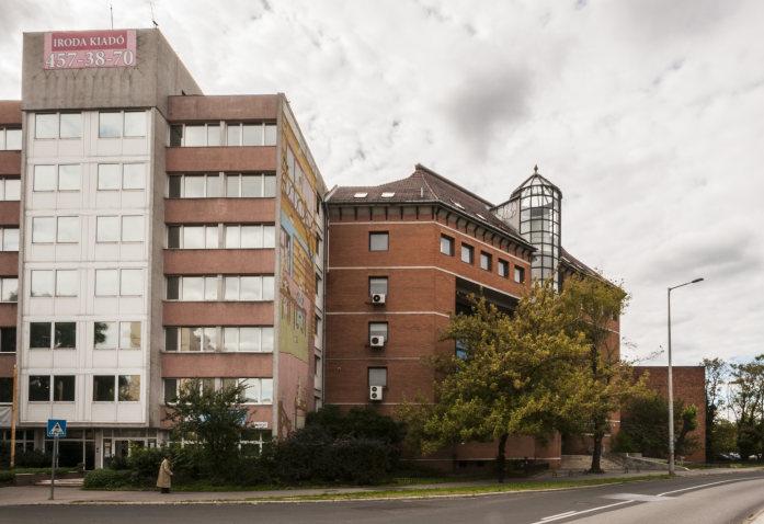 Az első, mintegy 3.000 m 2 - es épület 2021. november 30-ig tartó határozott idejű szerződéssel 3 csillagos szállodaként üzemel, ennek keretében annak bérleti díjbevétele 2017.