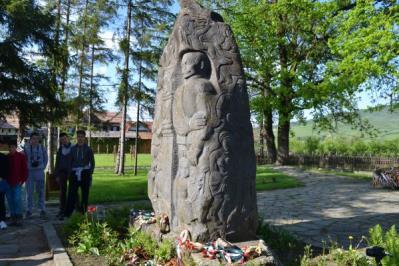 Farkaslakán a Tamási emlékkertet tekintettük meg, s megkoszorúztuk a síremlékét.