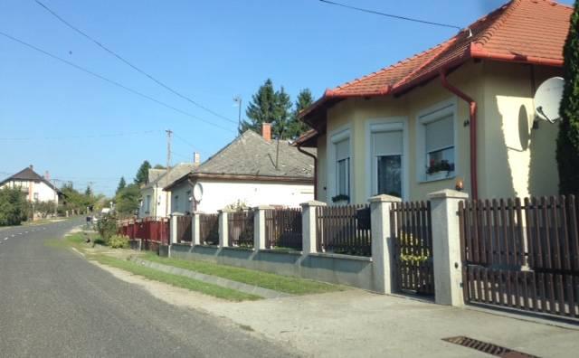 A lakóterület hangulatát a közterületek gondozottsága, az utak szélessége, növényzettel való ellátottsága, a járdák állapota, a kerítések kialakítása, az előkertekbe ültetett növényzet látványa