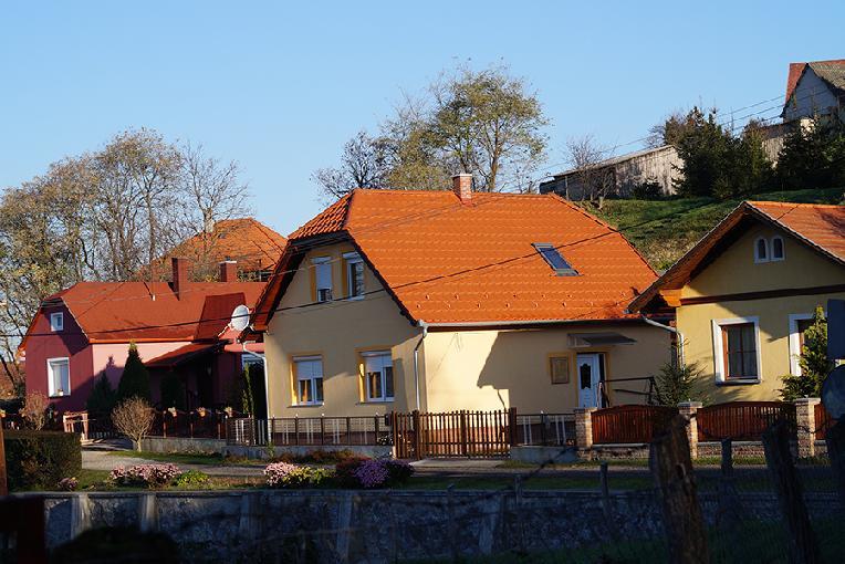 Az újabb építésű házakon az udvar felé nagyobb üvegezett felületek, teraszajtók nyílnak. Az utcai homlokzaton megjelennek a tömör garázskapuk, és a szép bejárati ajtók.