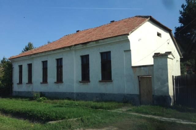 A régi lakóépületek szerkesztésére és anyagára is találunk jó példákat Súron oromfalas, csonkakontyolt nyeregtetős épületeket.