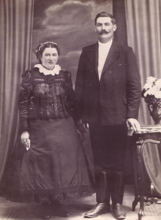 összefogott halenkában.