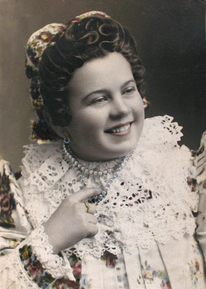 44. Nagylány fehér