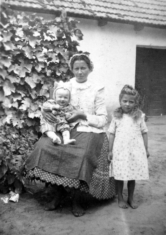 61. Édesanya gyermekeivel köznapi