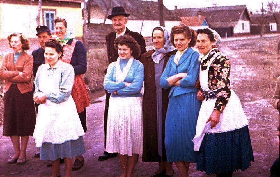 66. Nézik a lakodalmas