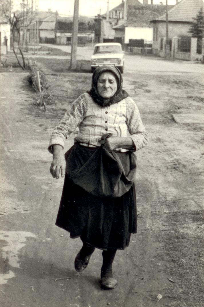 Idős asszony köznapi