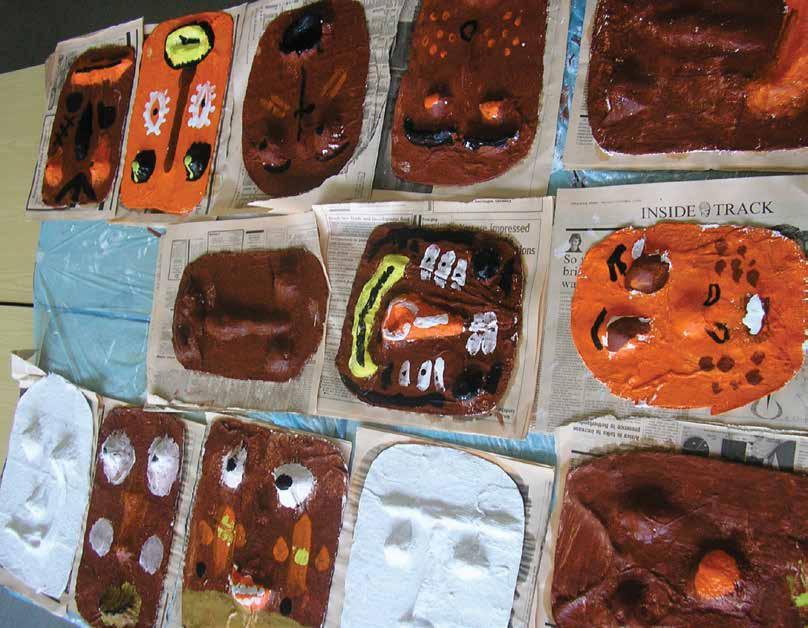 DÉLELŐTTI KÉZMŰVES FOGLALKOZÁSOK Ünnepekhez, jeles napokhoz kapcsolódó hagyományos kézműves tevékenységek megismerését és a mai kor izgalmas, kísérletező technikáit kínáljuk a hozzánk ellátogató