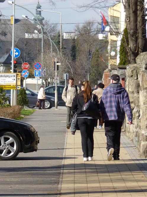 A belváros területén az elmúlt évek fejlesztései, városrehabilitációja nyomán a közterületi parkolóhelyek száma jelentősen csökkent.