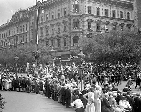 Ez idő tájt kb 500 kávés vendéglátóhely működött a városban. A Budapest kávéház a fent olvasott bedobásokkal csábította vendégeit. 4. ÁLLOMÁS ANDRÁSSY ÚT 32. ÉS 35.