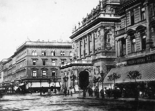 József, festőművész, Zala György, szobrász (Hősök tere szobrai). 1910-ben mint Kovács kávéház működött tovább, és a külső portált tiszta márványból alakították ki.