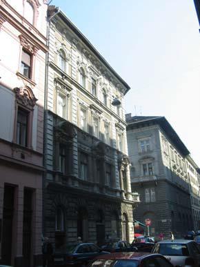 Az Izabella utcai homlokzatot az első és második emeleten erkély díszíti, elhelyezkedésük egymás feletti, a homlokzatot mint keret fogják közre. A főtengelyben van a boltíves záródású kapu.