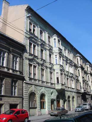 Az egyes szintek díszítőelemei közti különbségek ellenére is egységes utcaképet alkotnak, a 19. század végi építészet ának megfelelően. 23. Izabella utca 74. hrsz.
