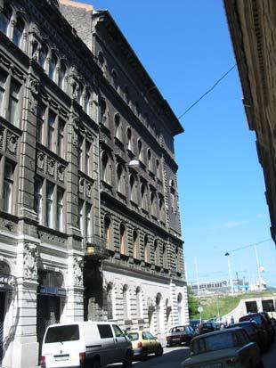 52. Szív utca 68. Podmaniczky utca 59. építés éve, építész/építettő 1897-1898, /Stadler Benedek Az 1890-es években épült historizáló ban a négyemeletes sarokház. Nyílásai íves záródásúak.