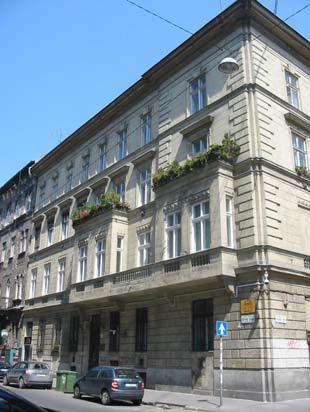 Az első és a második emeletet baluszterrel díszített erkélyek hangsúlyozzák, szimmetrikus elhelyezéssel. 5. Aradi utca 12. Eötvös utca 23/a. hrsz.