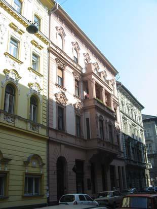 8. Aradi utca 32. hrsz.:28705 1898-1899, korábbi épület Novák Ferenc/ Novotny nővérek A háromemeletes, zártsorú beépítésű bérház 1899-ben épült historizáló ban Novák Ferenc műépítész tervei alapján.