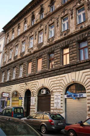 10. Aradi utca 41. hrsz.:28815 1895, / Glücksmann Adolf 1880 előtt földszintes ház állt a területen, amelyet 1894-ben lebontottak és egy három emeletes, szecessziós lakóház épült a helyén.