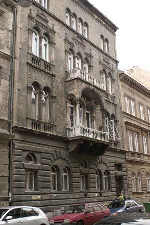 :28817 1880 körül, Mann József/Arnstein Zsigmondné Az 1880-as évek végén épült a háromemeletes zártsorúan beépült lakóépület neoreneszánsz és romantikus elemekkel díszített, zártudvaros épület.
