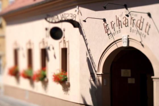 FAKULTATÍV PROGRAMOK Péntek este Borvacsora az Erhardt borpincében 19:00 Sopron egykori gazdanegyedében, a Balfi utcában található az Erhardt