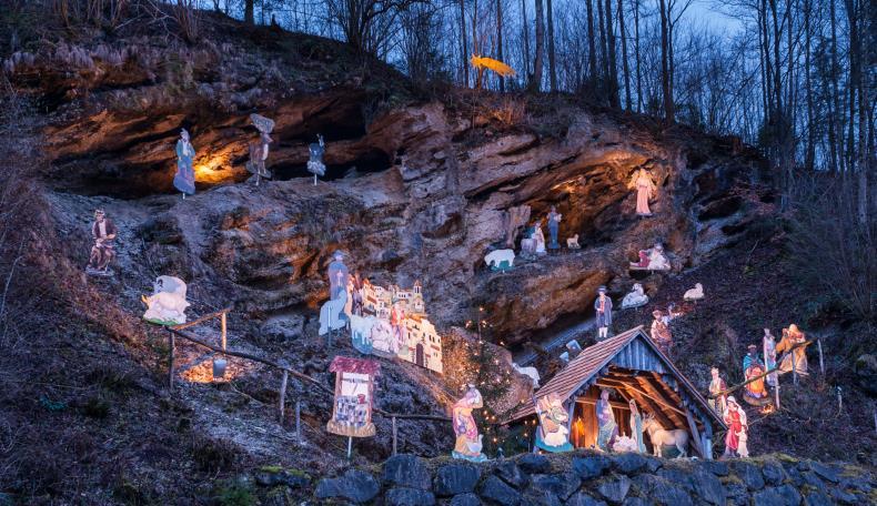 Láthatunk óriási adventi koszorút, mézeskalácsházat, a karácsonyi dalok irodáját és számos egyéb érdekességet.