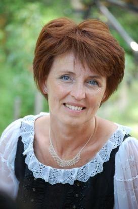 Csesznák Éva Szentendrén születtem, születésem óta a városban éltem, tanultam és dolgozom. A szentendrei evangélikus gyülekezetbe anyai nagymamám és édesanyám révén kerültem.