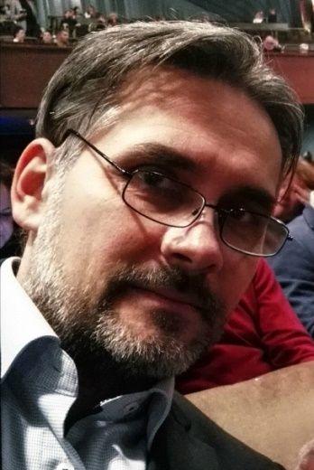 Hálás vagyok szüleimnek, hívő és imádságos édesanyámnak, aki megtanított arra, hogyan lehet és kell szelíden és derűsen elviselni minden nehézséget, lelkész édesapámnak, aki megmutatta, mi az igazi