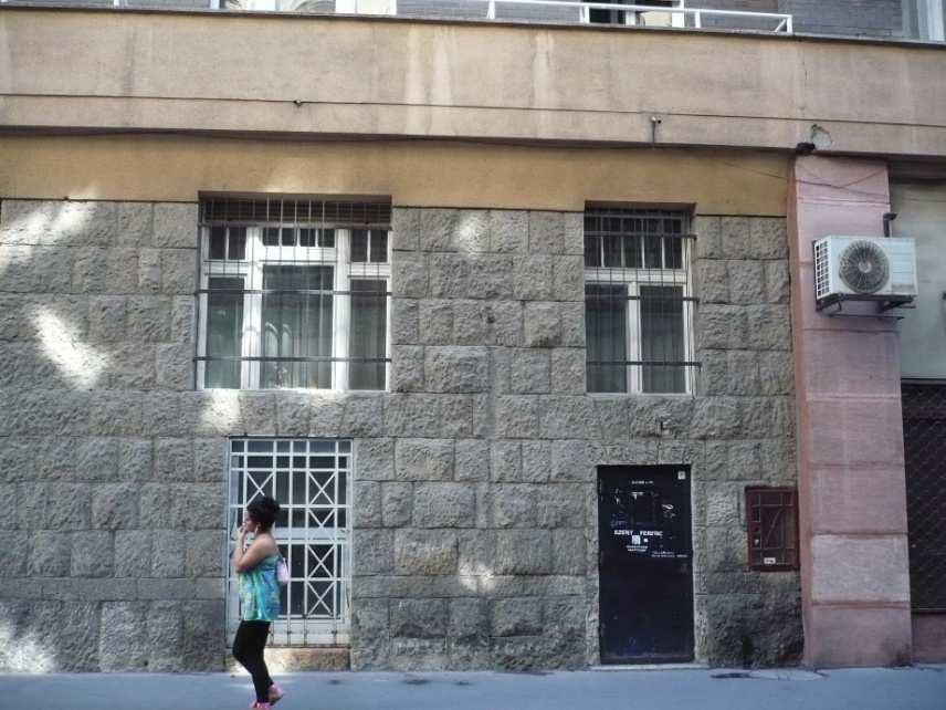 A homlokzati vakolt felületek festése szilikát bázisú alapozóval és festékkel készül színezési javaslat szerinti színek felhasználásával.
