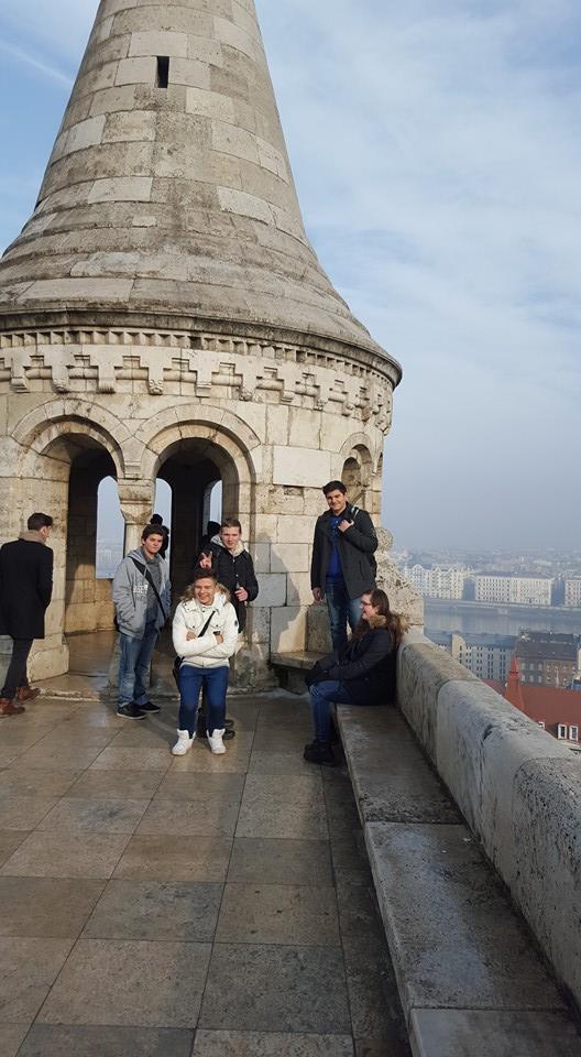 HALÁSZ BÁSTYA A Halászbástya Budapest egyik legnevezetesebb és legismertebb műemléke.