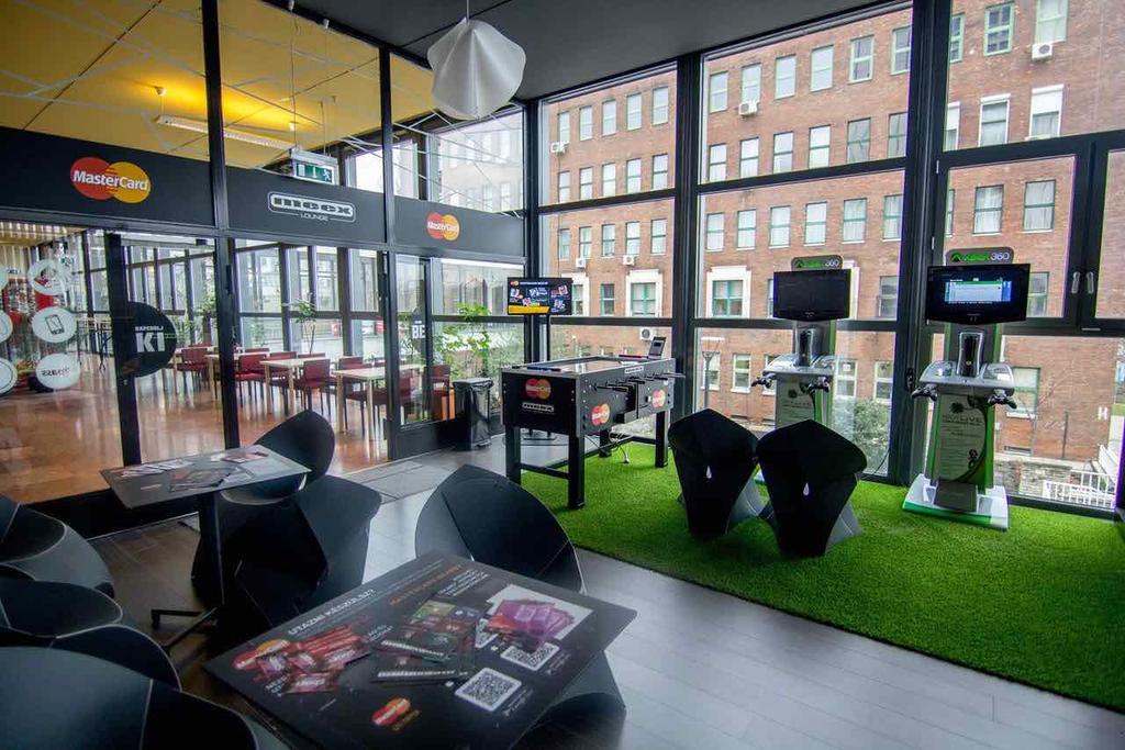 MEEX LOUNGE Interaktív élményközpont egyetemisták számára, a magyarországi egyetemek campusain.