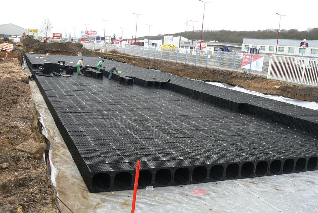 nagy térfogat és az egyszerű telepítés minimalizálja a beépítési költségeket. z Enregis/Controlbox szerelését egy ember is megerőltetés nélkül képes elvégezni.