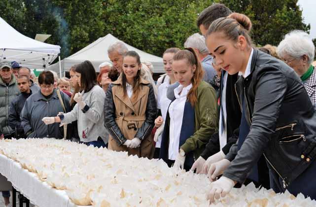 Its sides were covered with roasted walnuts. The giant cake was made by 52 confectioner s apprentices under the direction of professional instructors.