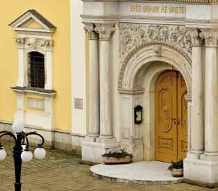 századtól előbb földesúri mezőváros volt, majd 1613-ban hajdúvárosi kiváltságot nyert. 1753-ban gróf Károlyi Ferenc az elnéptelenedett vidék újratelepítése mellett döntött.