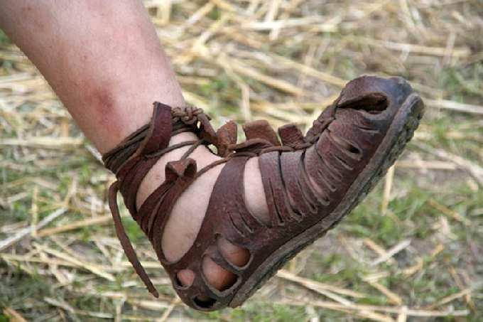 Saruk, szandálok, cipők, lábbelik A római bőrfeldolgozás igen fejlett volt, már a korai időktől nagyfokú specializáció és mívesség jellemezte.