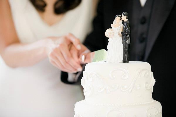 Egy érdekes történelmi babona: Az esküvői torta rejtélye: Az ókori római időkben az esküvői torta egy búzából, szárított gyümölcsből, dióból, mandulából álló kenyérféle volt, amelynek összetevői a