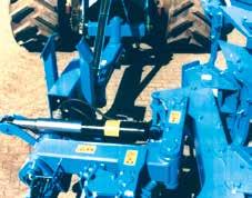 Az első fordítókaron lévő forgatóelem akár 3,80 m szélességű traktorokkal is lehetővé teszi a tarlós szántást.