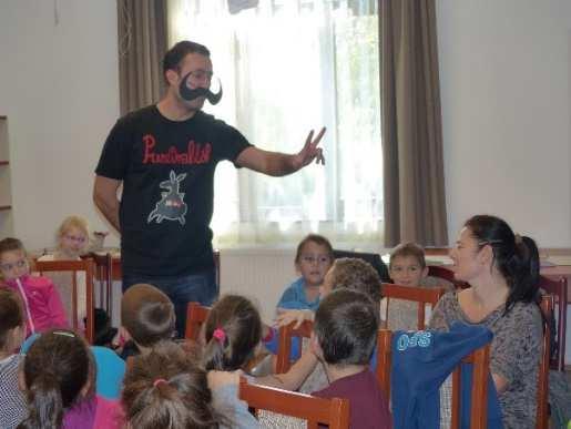 nagy örömére, mert humoros mesével Három bajusz gazdát keres c.