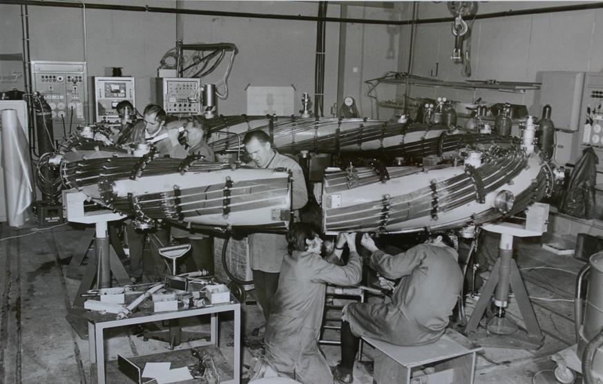 Pokol Gergő: Tokamak és sztellarátor napjainkban: W7-X Wendelstein sztellarátorok Wendelstein 7-A (1976):