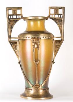 MŰTÁRGYAK 74. Díszváza / Vase osztrák, 20.