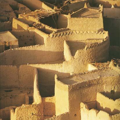 Az agyagot építőanyagként évezredek óta használja az ember. Ebben a líbiai faluban a házakat vastag agyagfallal építik. Itt az agyag a legkézenfekvőbb építőanyag.