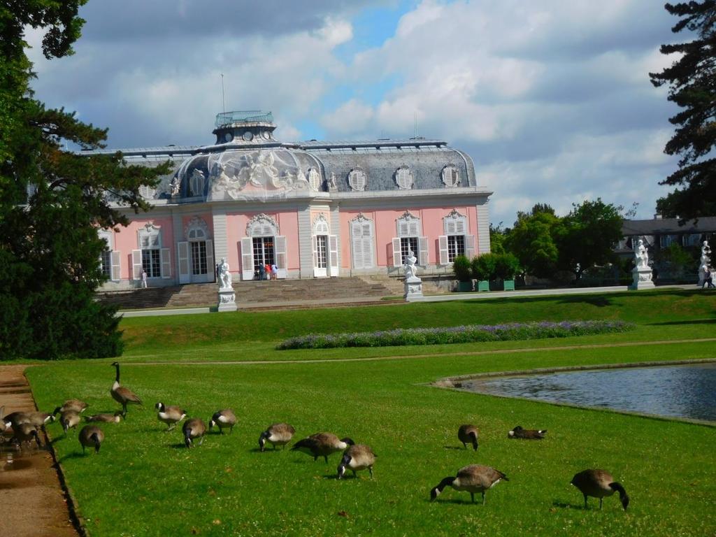 közlekedési bérlet megvásárlása, hiszen ezzel bárhová eljutottunk. Vasárnap például megnéztük a Benrath-kastély parkját.