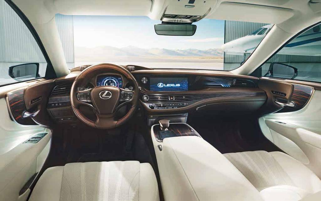 LEXUS LS BELSŐ TÉR LÉZERMETSZÉSŰ FA SHIMAMOKU DIÓ (FÉNYEZETT) DIÓ (NYITOTT PÓRUSÚ) A lézermetszéses technológiával tökéletesen érvényesül a fémsávok gyönyörű dizájnja és a fa természetes szépsége.