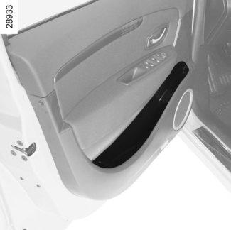 RAKODÓHELYEK, AZ UTASTÉR FELSZERELÉSEI (1/6) 1 2 3 Ajtók rakodóhelyei 1 Egy 1,5 literes üveg tárolására alkalmas.