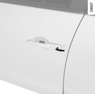 AJTÓK NYITÁSA ÉS ZÁRÁSA (1/2) Az ajtók kinyitása és bezárása kívülről A bezárás és kinyitás a RENAULT kártyával történik: tájékozódjon az 1. fejezet RENAULT kártyák című részében.