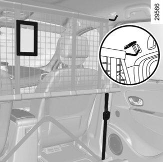 Az elválasztóháló elhelyezése az első ülések mögött A gépkocsi belsejében mindkét oldalon: emelje fel a fedelet 1, hogy